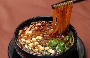 成都小吃肥腸粉搭配“鍋盔”，一個鍋盔3兩肉！