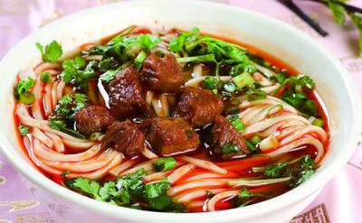 成都美食小吃擔擔麵，鹵汁酥香，鹹鮮微辣
